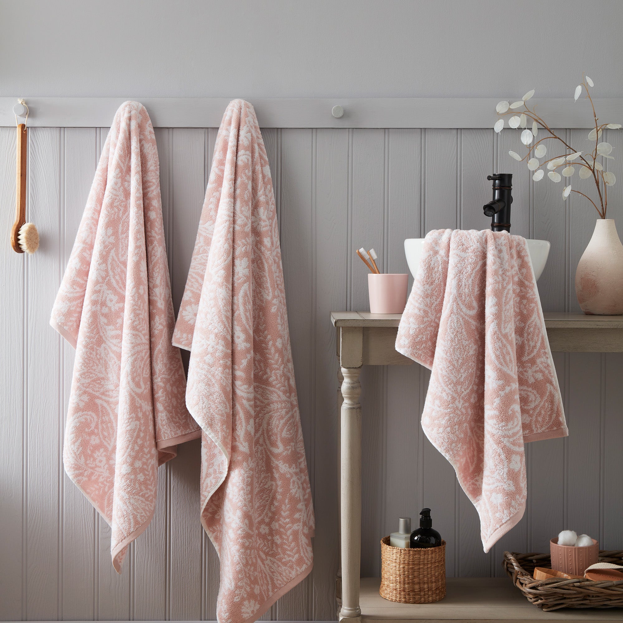 Bath Towel Aveline by D&D Bathroom in Soft Pink