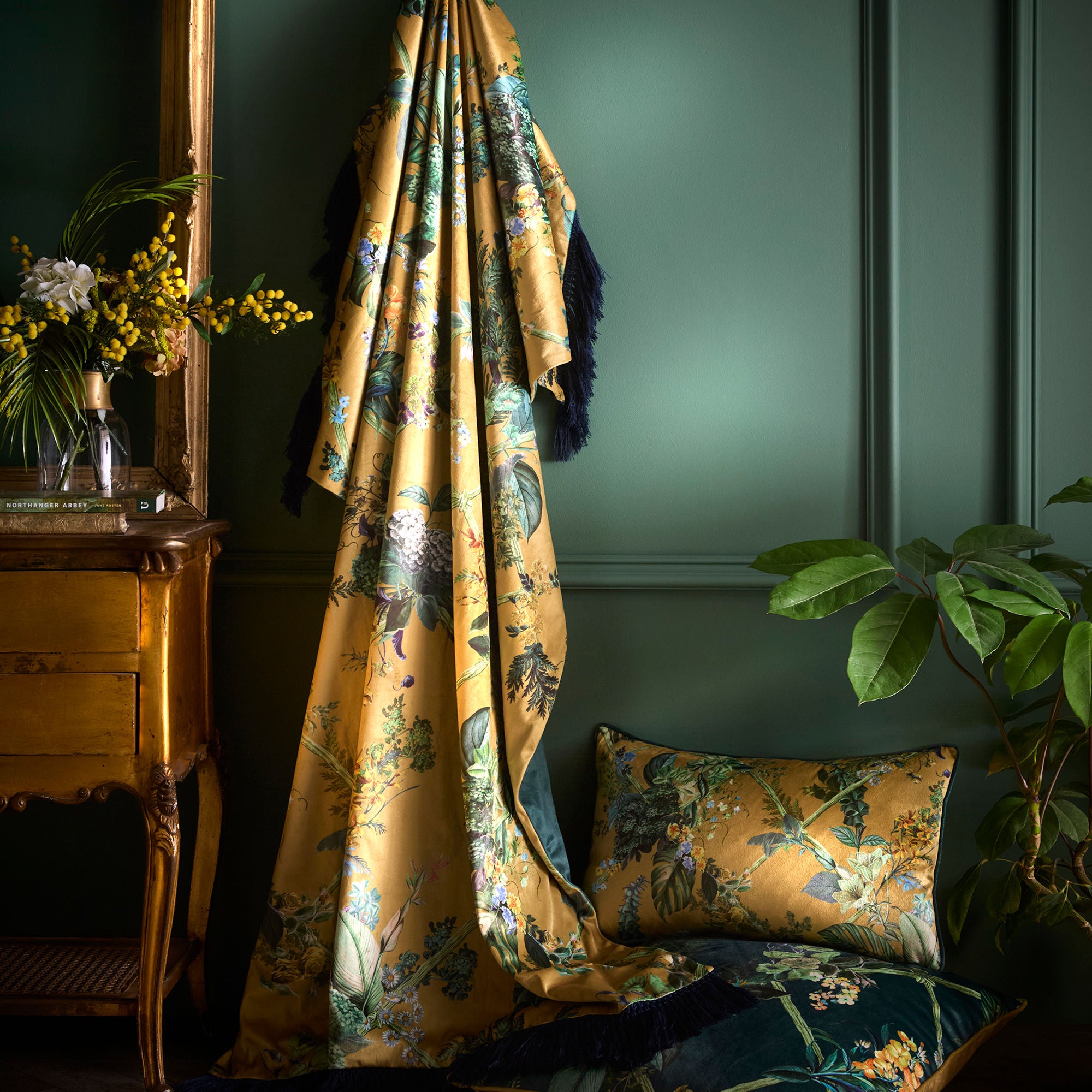 Throw Cotswold Fantasia by Laurence Llewelyn-Bowen in Gold