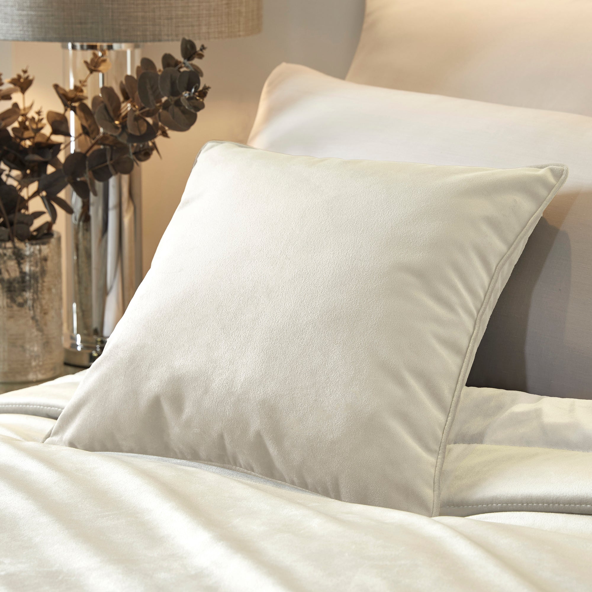 Bedspread Chic by Laurence Llewelyn-Bowen in Ivory