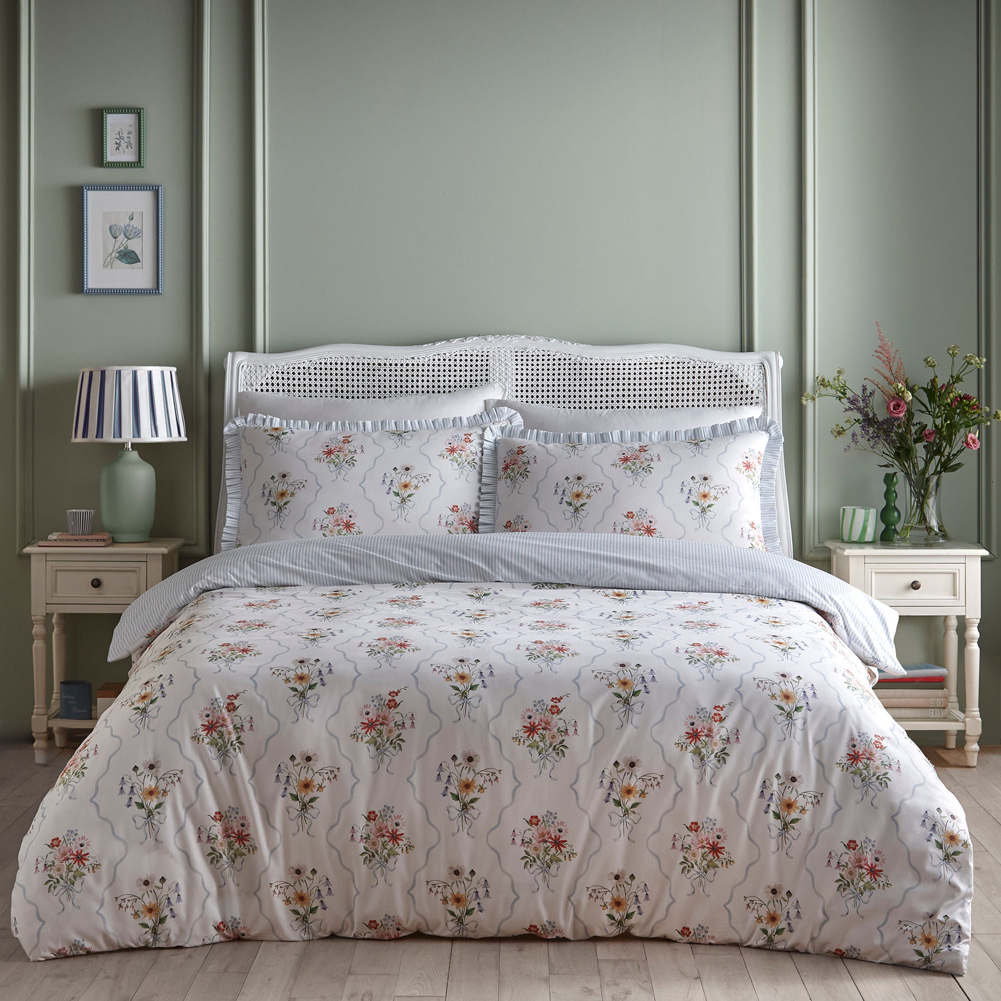 Duvet Cover Set Floral Bouquet by Appletree Style in Multi
