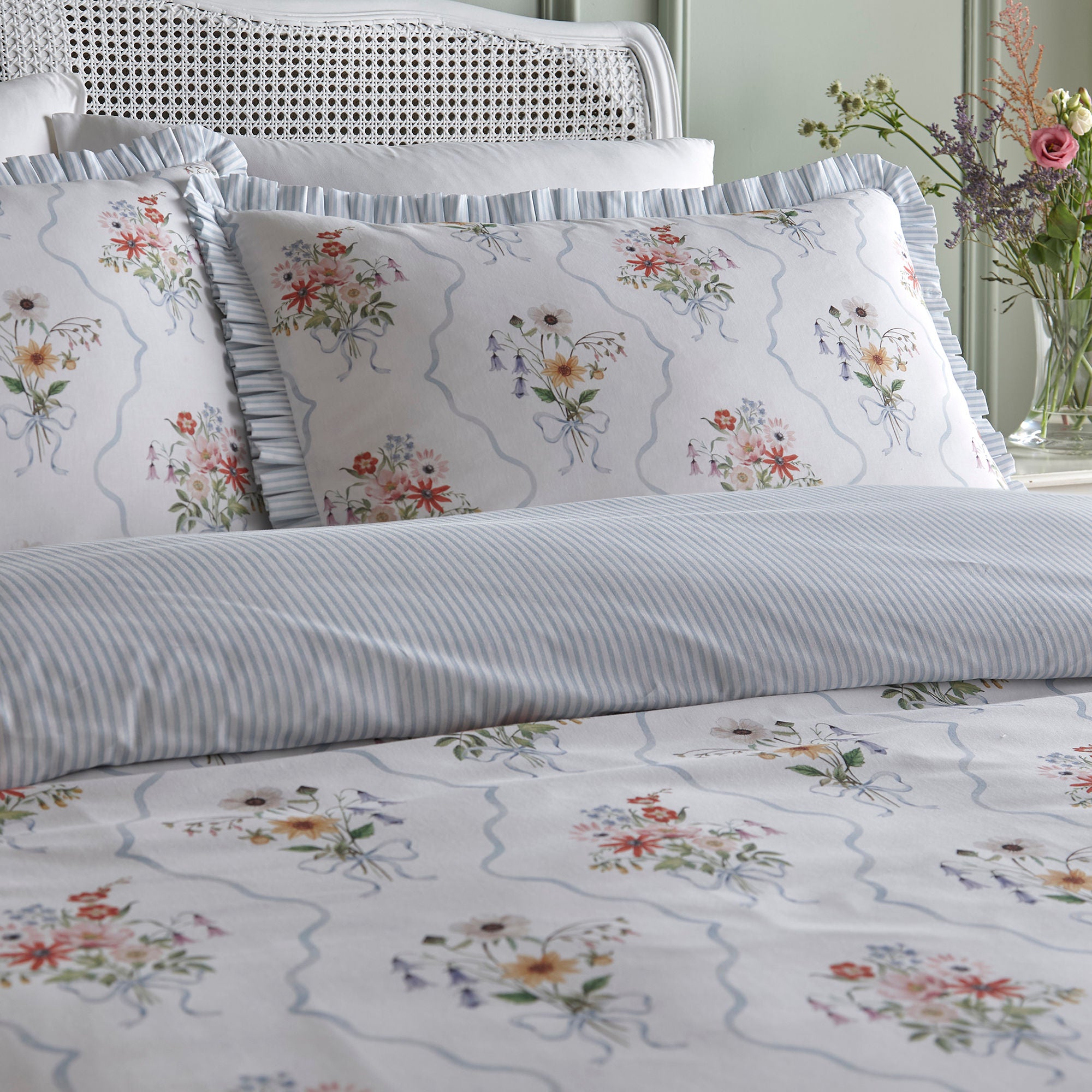 Duvet Cover Set Floral Bouquet by Appletree Style in Multi
