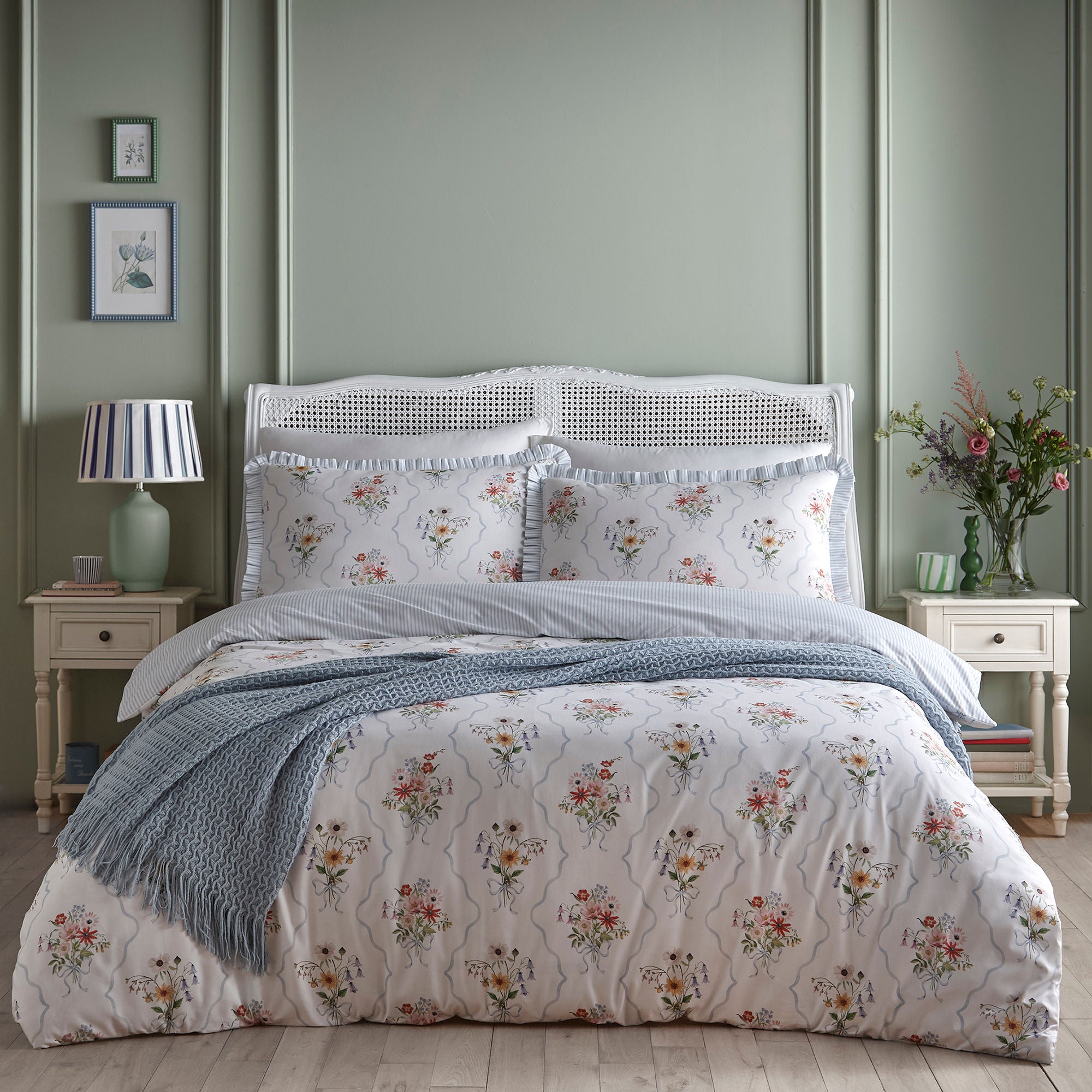 Duvet Cover Set Floral Bouquet by Appletree Style in Multi