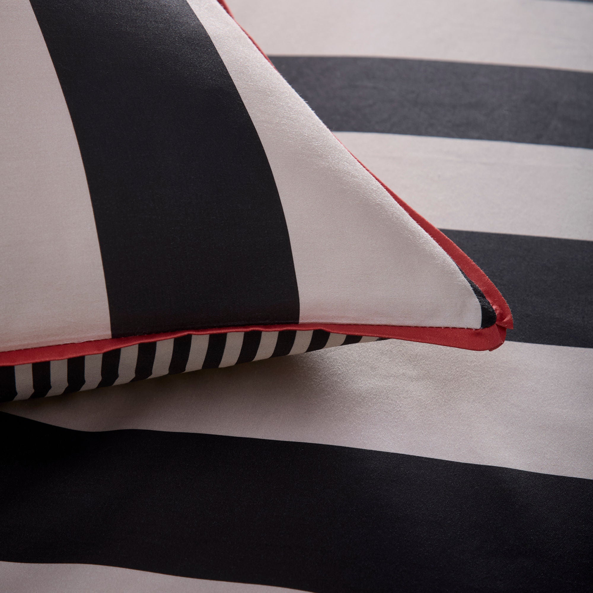 Duvet Cover Set Festivo Circus Stripe by Laurence Llewelyn-Bowen in Black