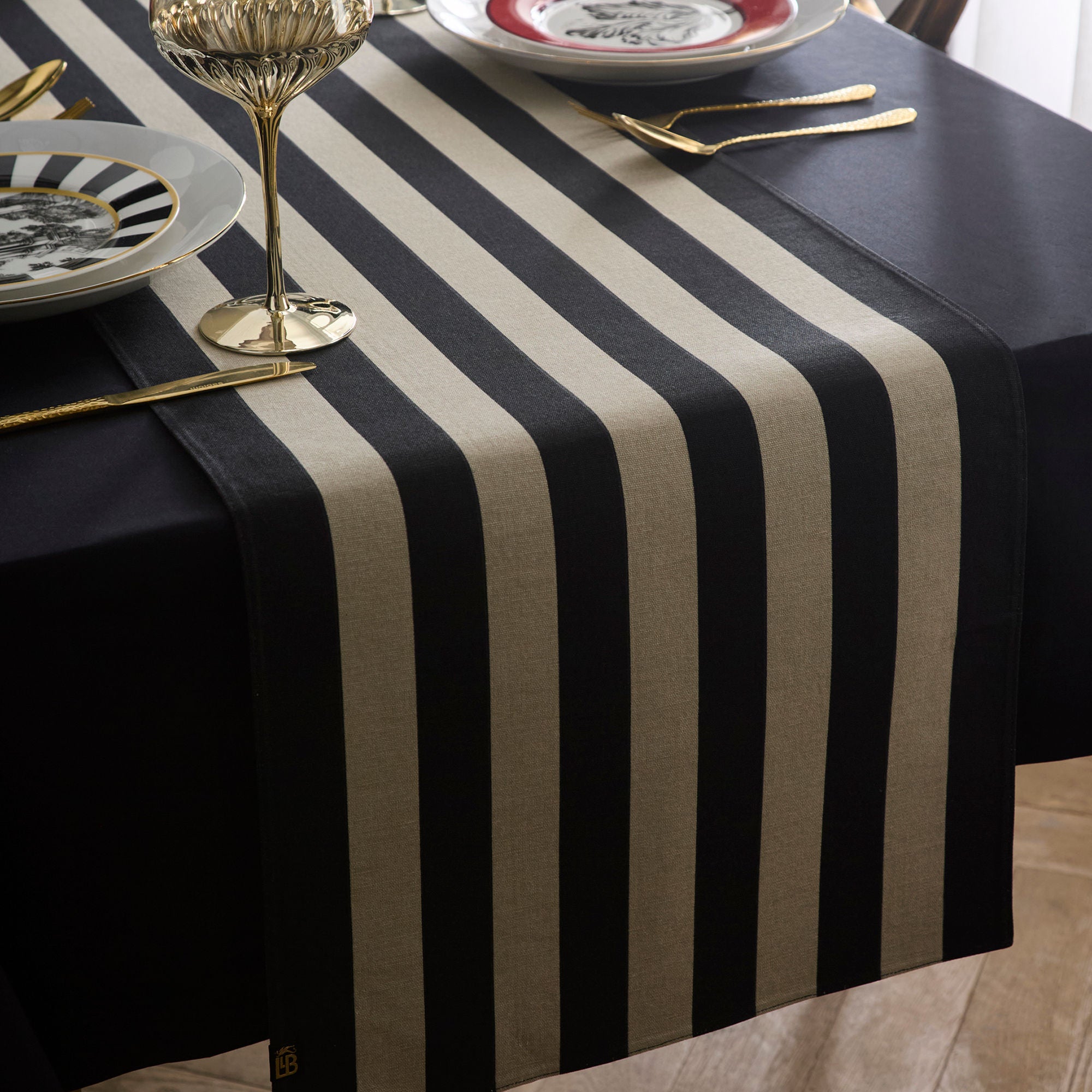 Table Runner Festivo by Laurence Llewelyn-Bowen in Red
