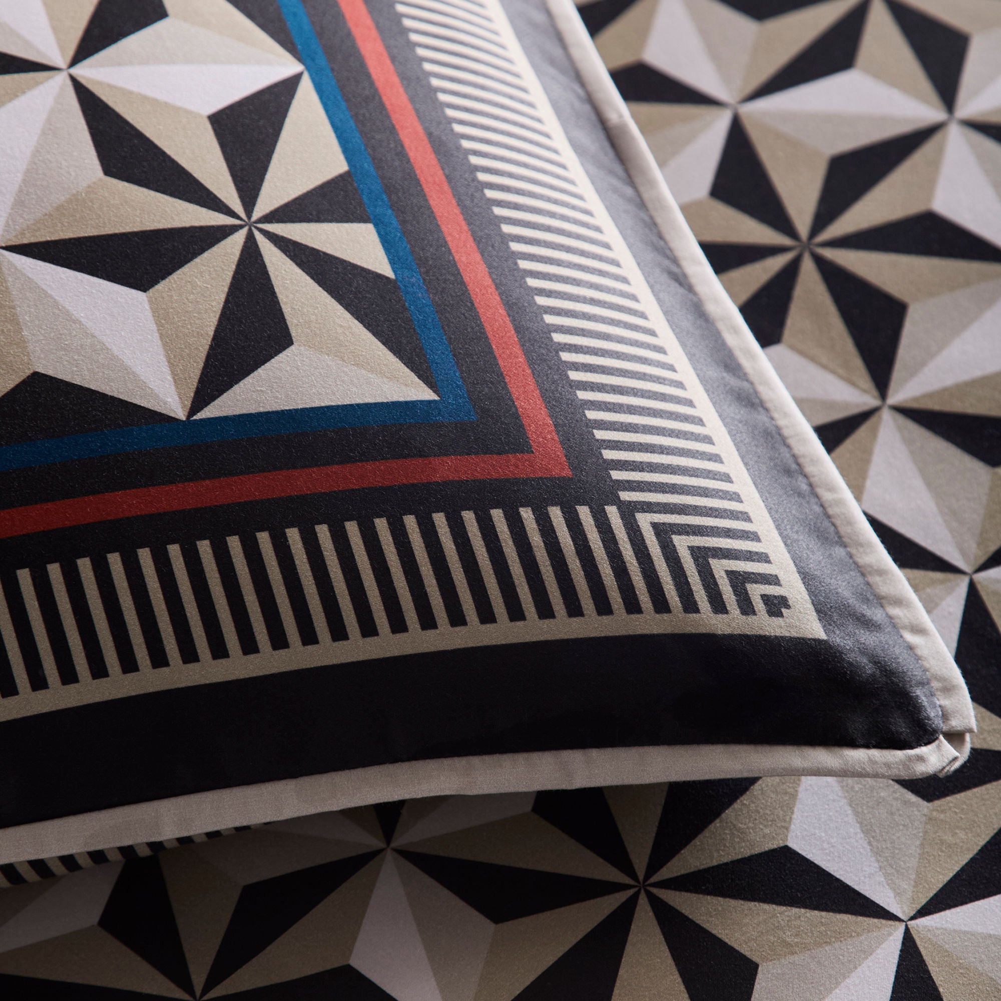 Duvet Cover Set Hero by Laurence Llewelyn-Bowen in Black