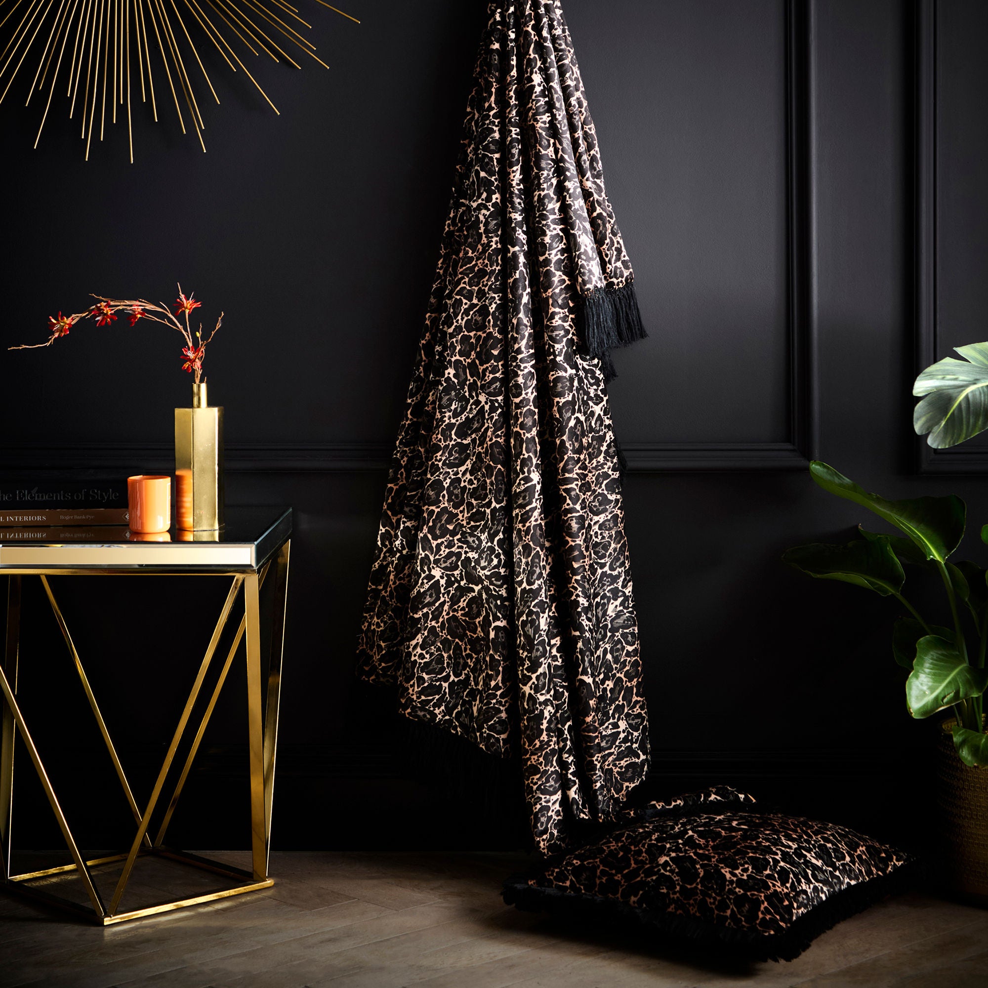 Cushion Josephine by Laurence Llewelyn-Bowen in Gold