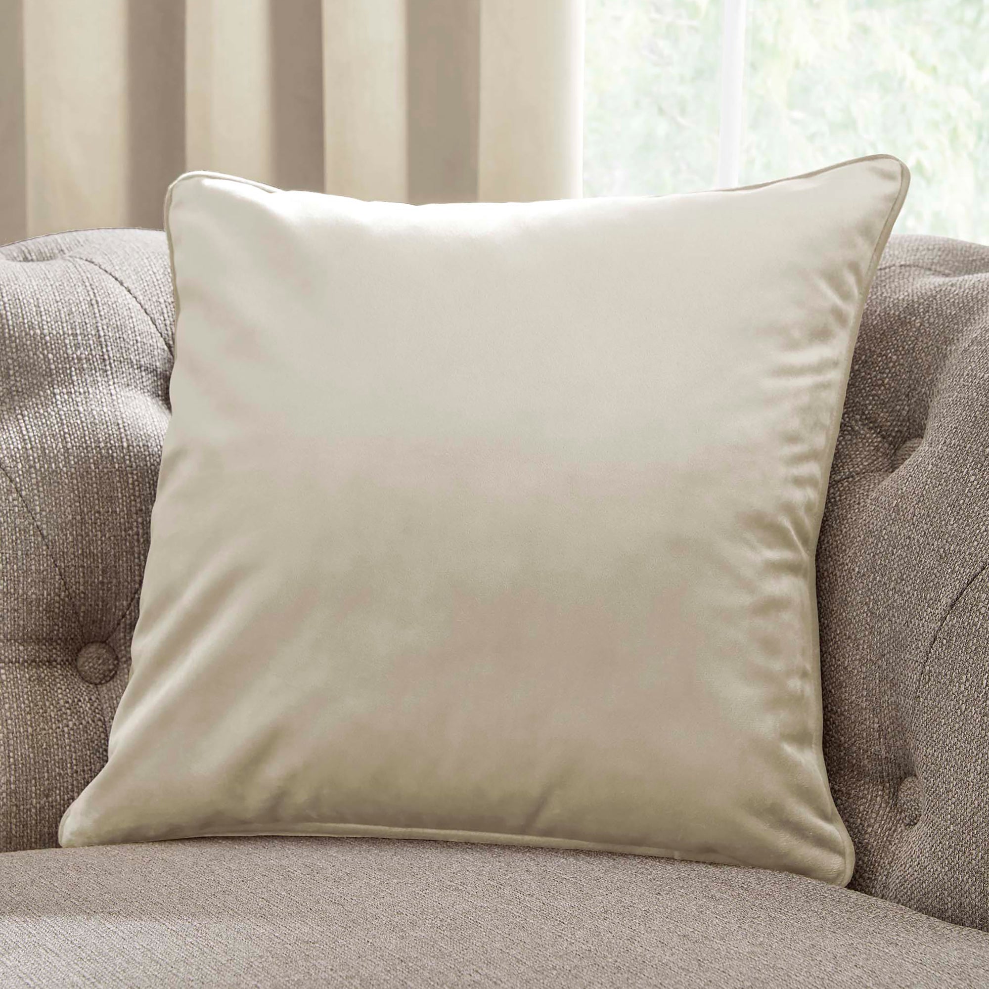 Cushion Montrose by Laurence Llewelyn-Bowen in Ivory