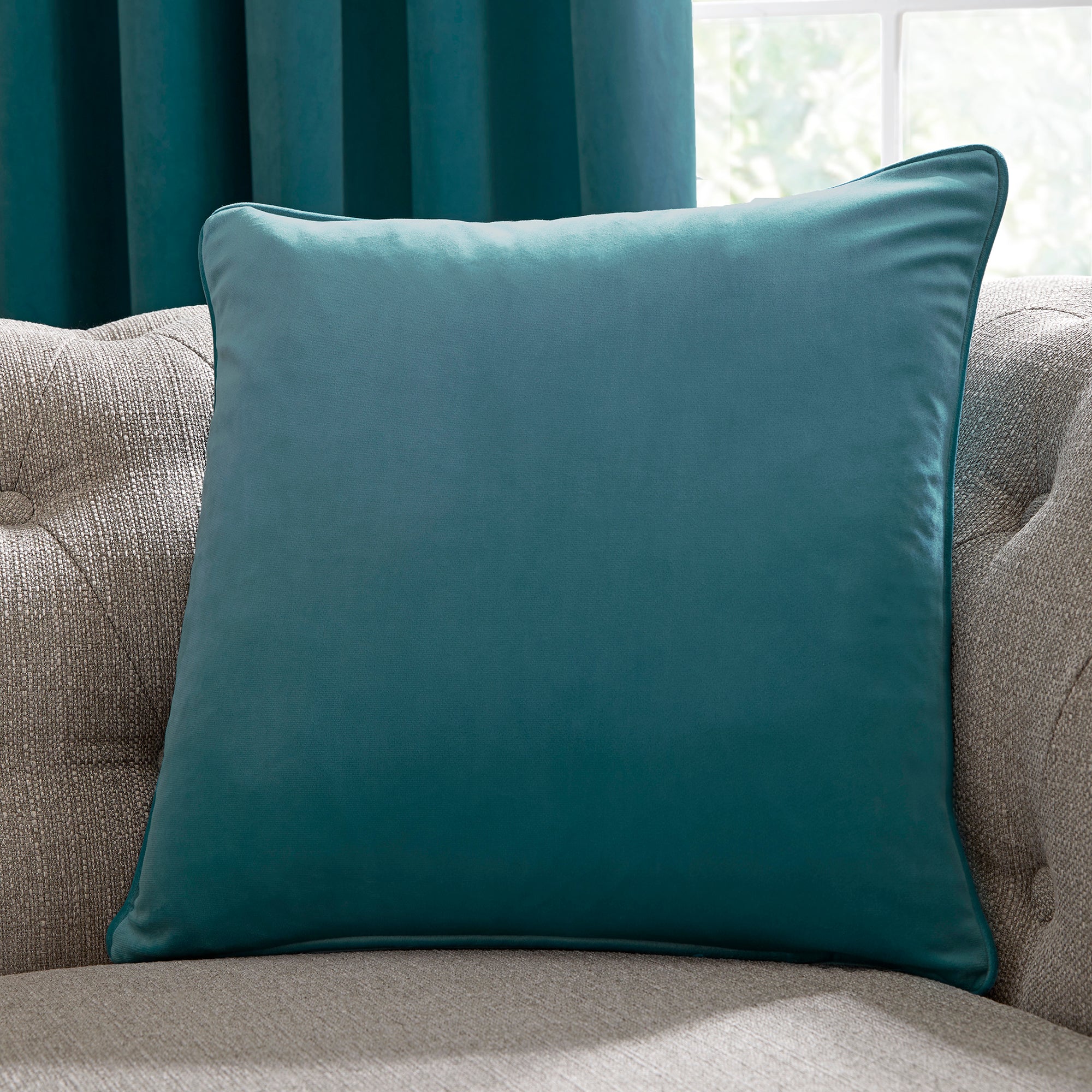 Cushion Montrose by Laurence Llewelyn-Bowen in Teal