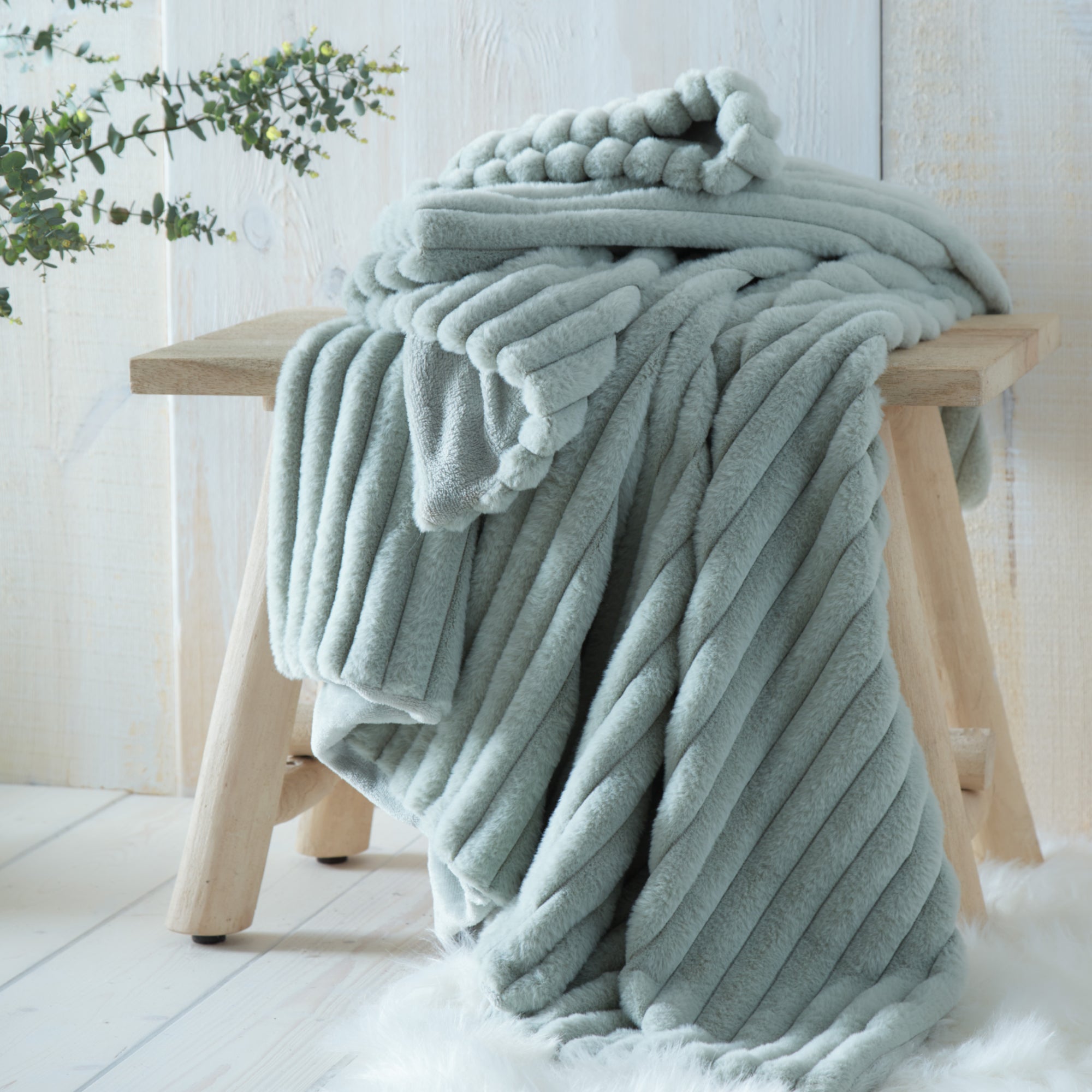 Throw Morritz by Appletree Hygge in Green