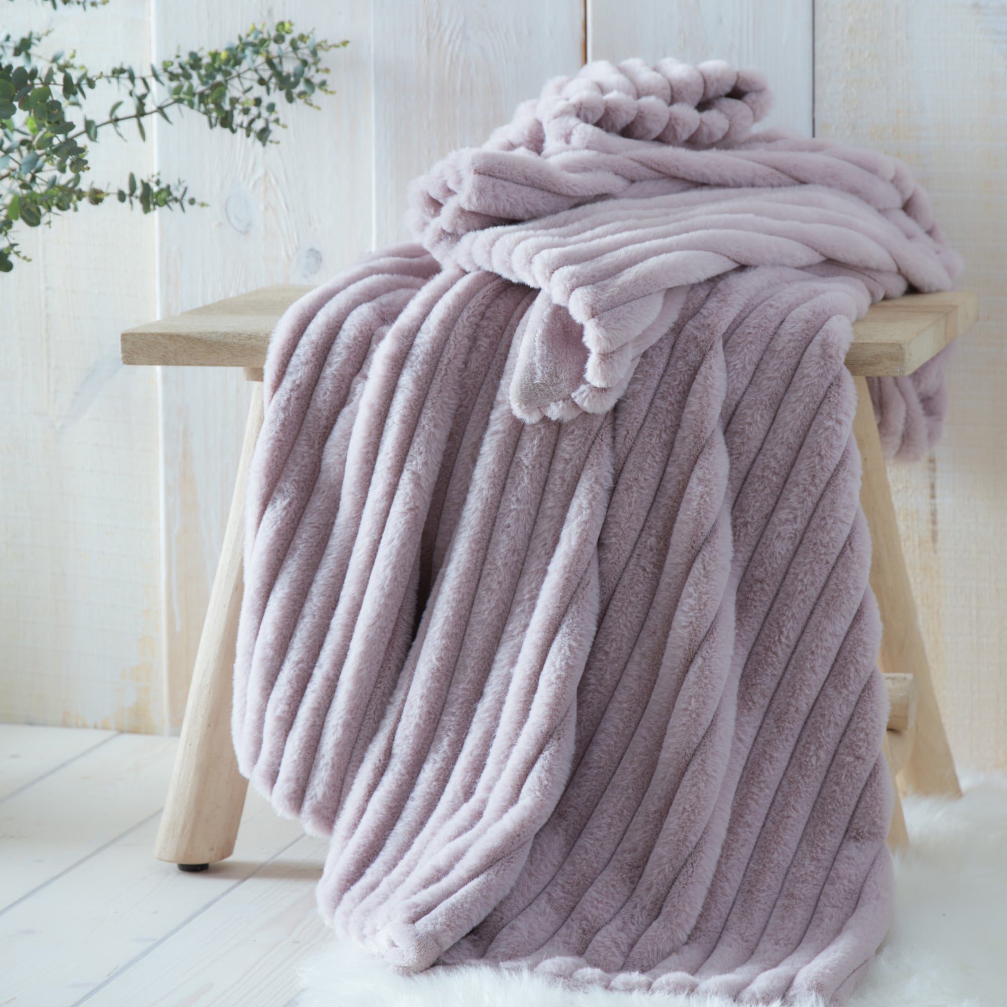 Throw Morritz by Appletree Hygge in Mauve