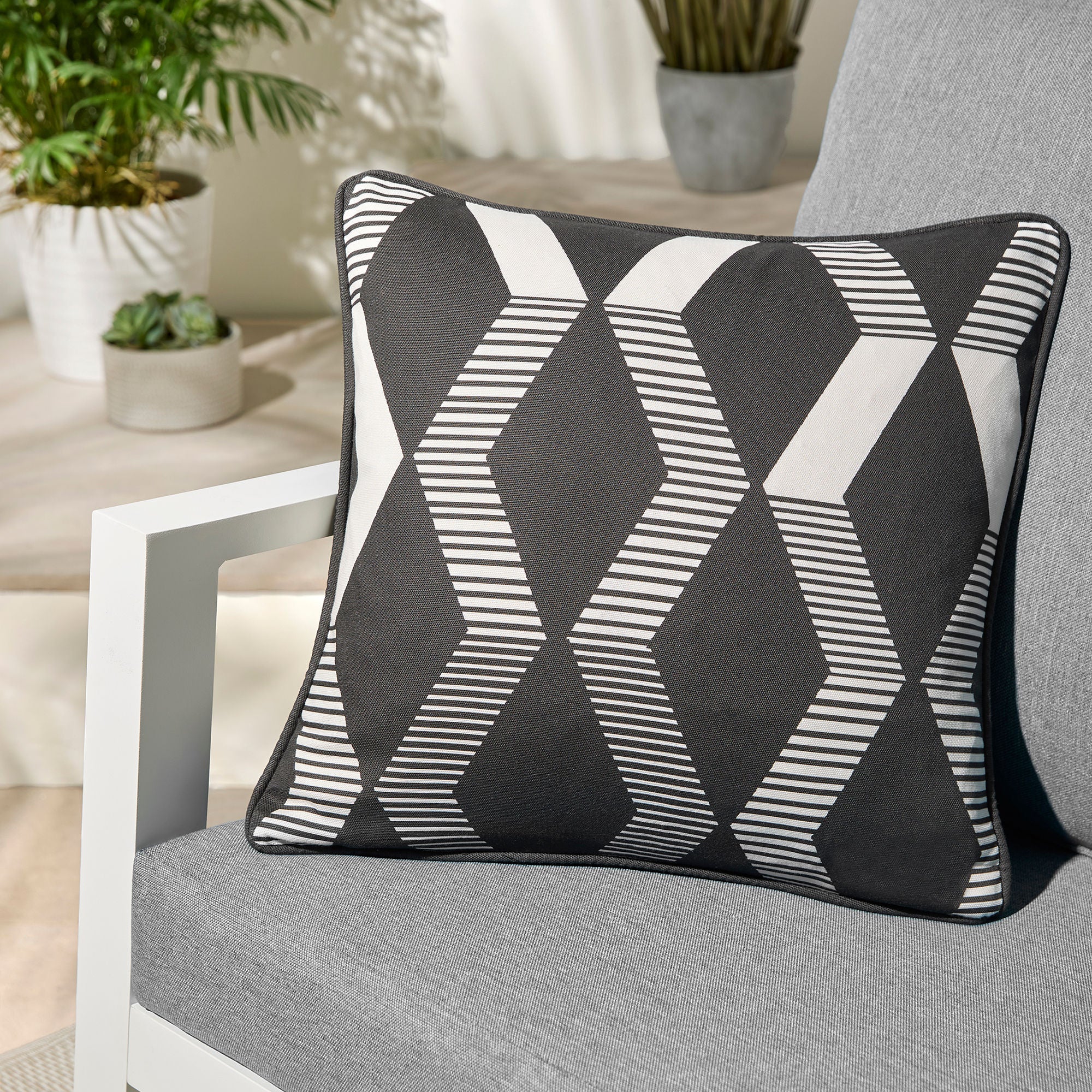 Cushion Rico by Fusion in Black