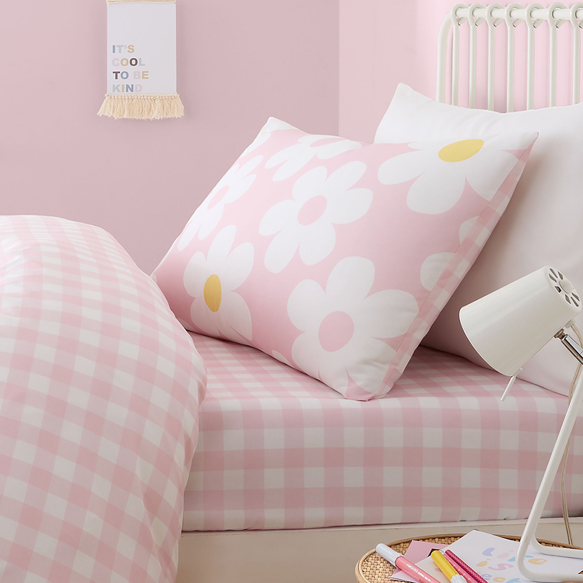 Duvet Cover Set Retro Daisy by Bedlam in Pink