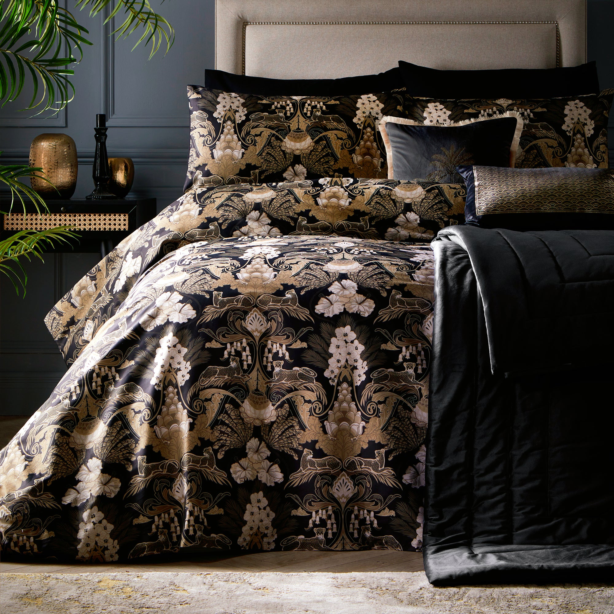 Duvet Cover Set Suburban Jungle by Laurence Llewelyn-Bowen in Black/Gold