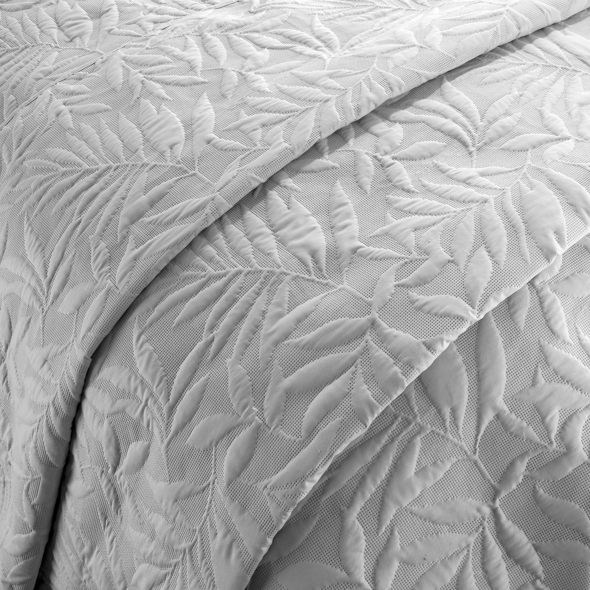 Luana - Pinsonic Bedspread in Silver - By Serene